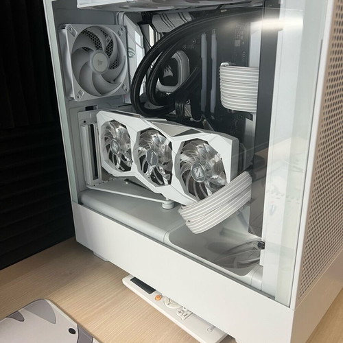 Gaming PC like new with Ryzen 5 5600X and RGB lighting