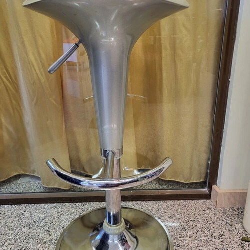 Bar stool like new, gray ABS seat, metal frame, adjustable height