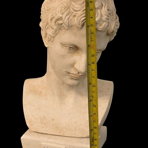Marathon Runner Bust adolescent like new, white
