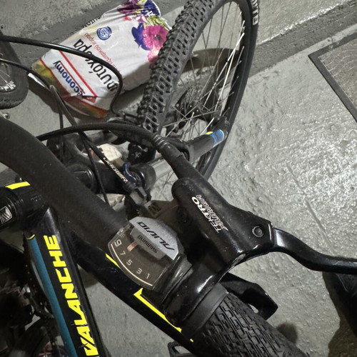GT Avalanche 27.5 Mountain Bike like new, disc brakes, front suspension