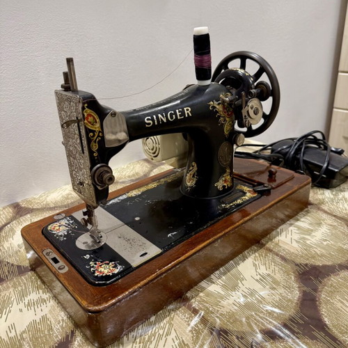 Singer vintage sewing machine used, motorized