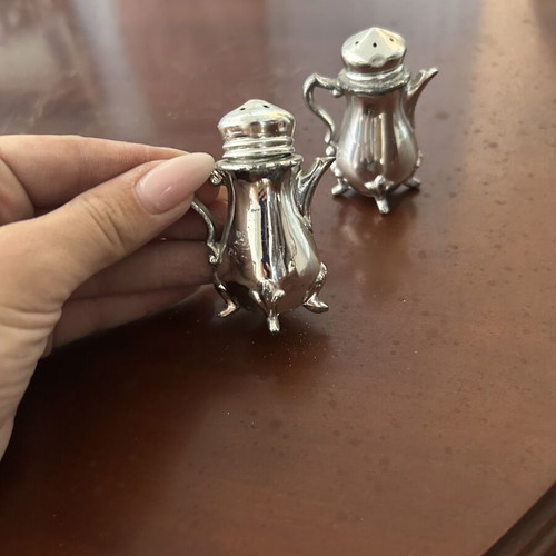 Salt and pepper shakers vintage, like new