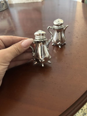 Salt and pepper shakers vintage, like new
