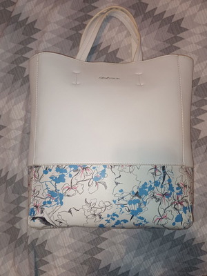 Τσάντα tote Axel Concept μεταχειρισμένη, άσπρη με floral λεπτομέρεια