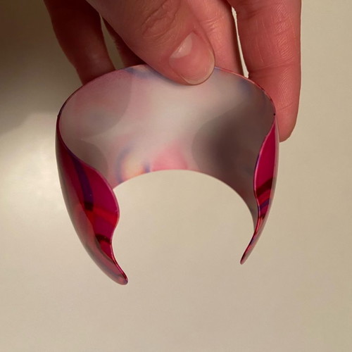 Bracelet used with vivid color and metal material