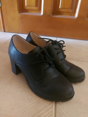 Black closed shoes like new, size 37