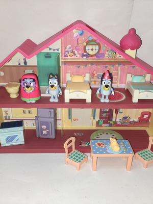 Bluey house playset with 3 figures, like new