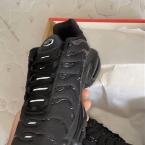 Nike TN sneakers, black, iconic dynamic design