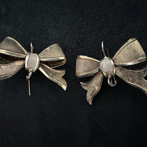 Earrings used large bow-shaped