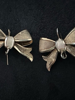 Earrings used large bow-shaped