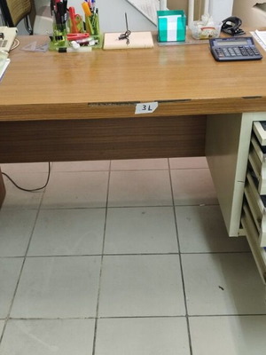 Desk with 3 drawers used, 135 x 64 x 75 cm