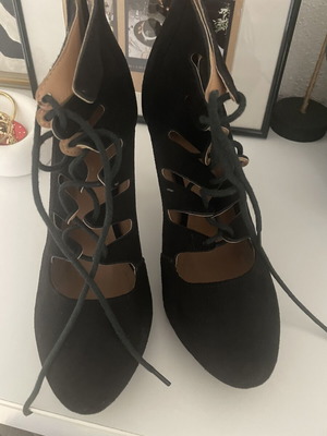 High Heels Suede with Laces like new, size 40, black