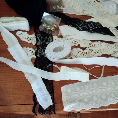 Elastic bands and lace like new, curtain tape with pockets