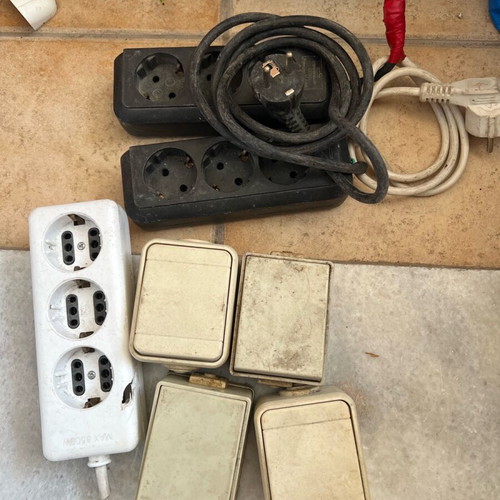 Power strips and switches used, pack of 2 power strips and 4 switches
