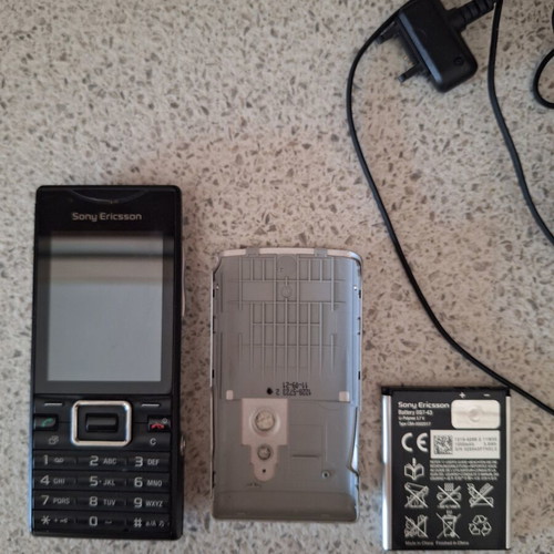 Sony Ericsson Cedar J108i used mobile phone with charger