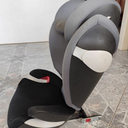 Cybex car seats used with ISOFIX base and adjustable headrest