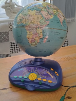 Multimedia globe in French used