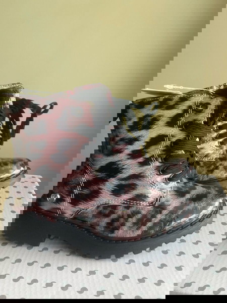 Leopard girls boots