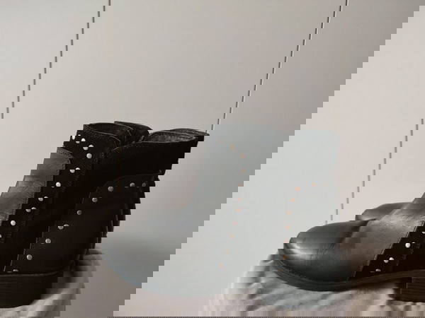 Μαύρα μποτάκια με ασημί τρουκς και suede λεπτομέρειες νούμερο 39