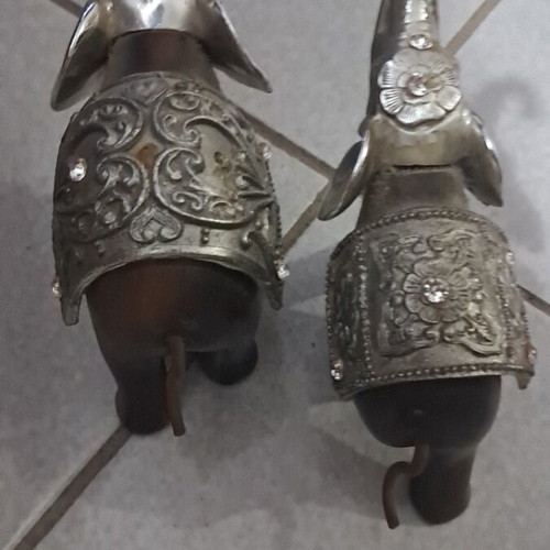 Decorative elephant figurines like new, set of two