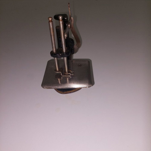 Children's metal sewing machine used, good condition
