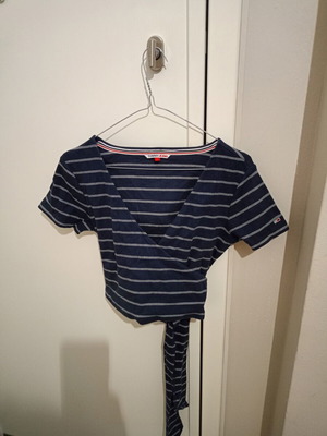Tommy Hilfiger women's t-shirt like new, size large, blue