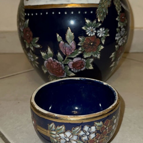 Blue vase with removable lid like new