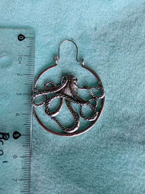 Earrings like new, metal
