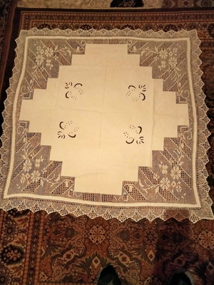 Handmade tablecloth with knitted corners and embroidered details 140x140 new