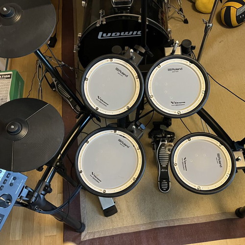Roland Electronic Drums TD-07 like new with pedal and seat
