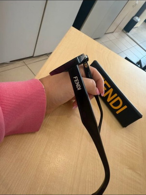 Γυαλιά ηλίου Fendi γυναικεία σε άριστη κατάσταση, μαύρα