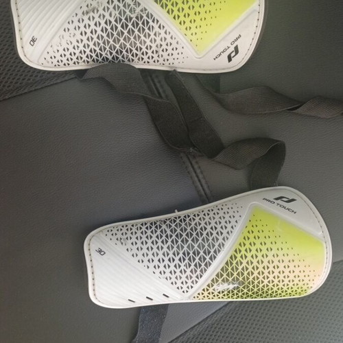 Pro Touch shin guards like new