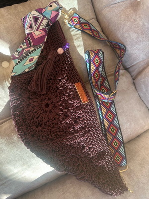 Handmade knitted crossbody bag in burgundy with geometric strap