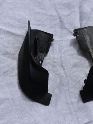 VW Golf 4 γνήσια καλύμματα μεντεσέδων καπό 1J0823630A και 1J0823629A