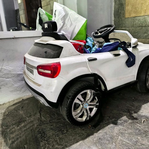 Mercedes GLA electric kids car like new with charger
