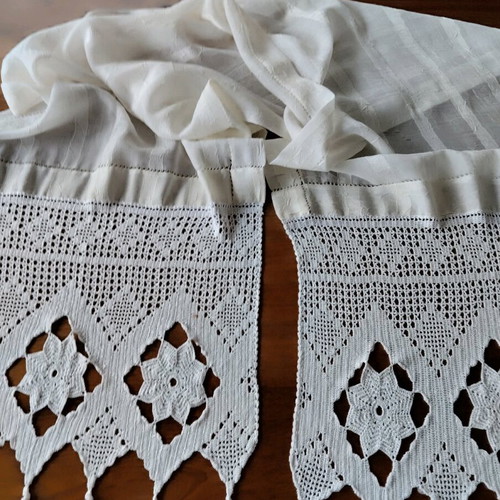 Handmade runner with floss lace like new 200x42 cm