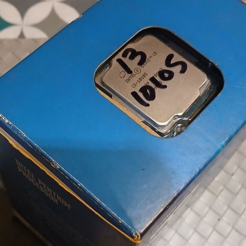 Intel Core i3-10105 used with integrated graphics and original cooler