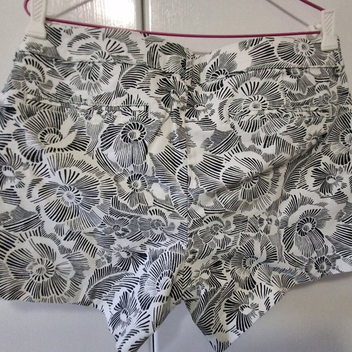 Old Navy shorts like new, black and white, size L