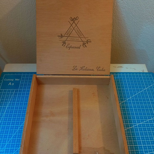Montecristo Especial Wooden Cigar Box used, for 25 cigars