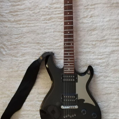 Cort Z22 electric guitar like new with case and strap