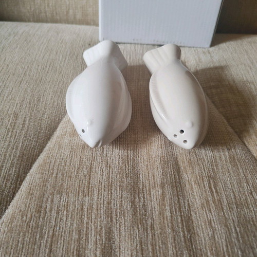 Embossed fish-shaped salt and pepper shaker new