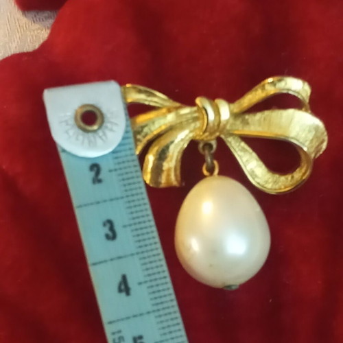 Vintage brooch with faux pearl