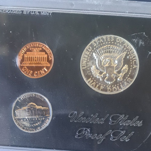 United States 1970 Proof coin set in stand case new