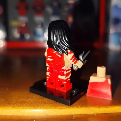Elektra Red Battle Damaged Suit minifigure like new