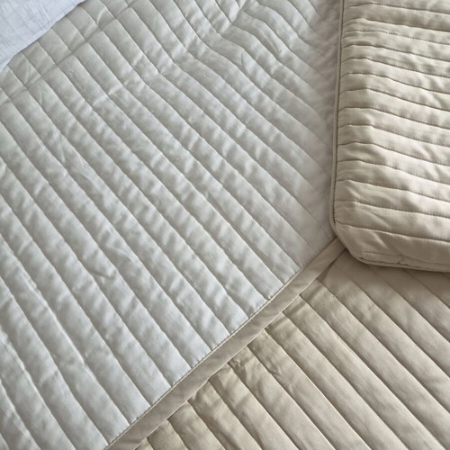 Double-sided bed cover 1.90×2.90 m with decorative pillowcase like new