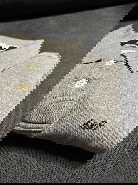 Ανδρικό polo Abercrombie & Fitch κοντομάνικο γκρι ανοιχτό initial logo μαύρο