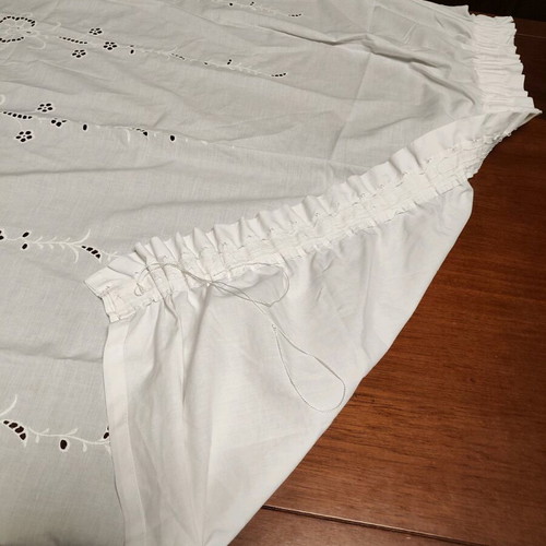 Cutwork curtain 140x120 like new