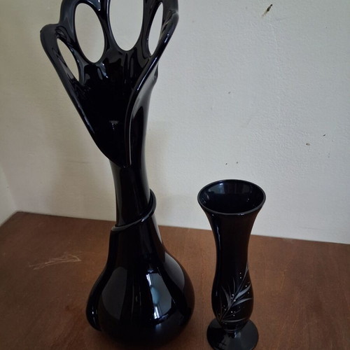 Black art glass vase set like new with gift vase