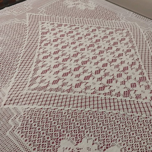 Figuras Machine Crochet Blanket like new