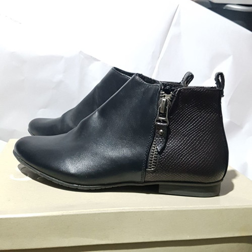 Straight black ankle boots used, size 40